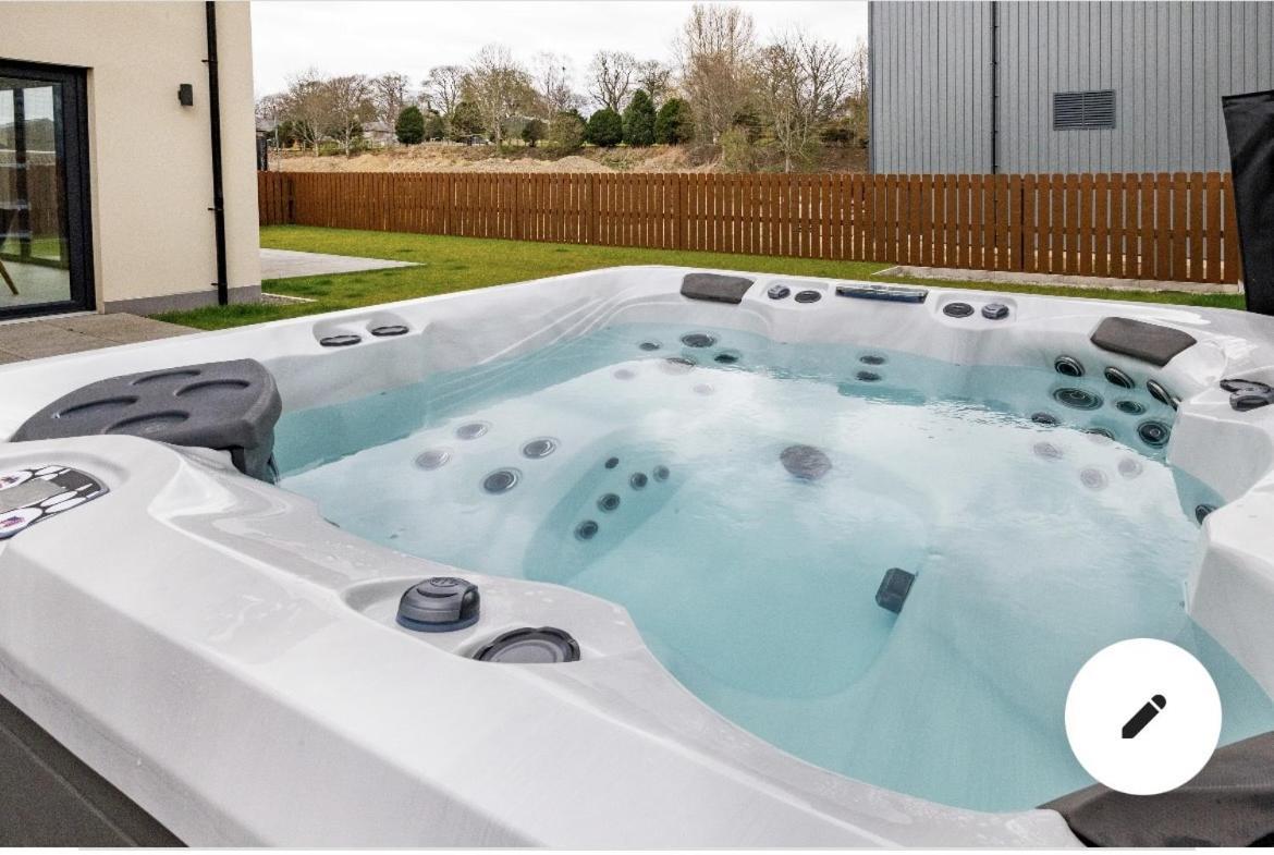 Villa Modern House With Hot Tub, Perfect Night Away! Huntly Esterno foto